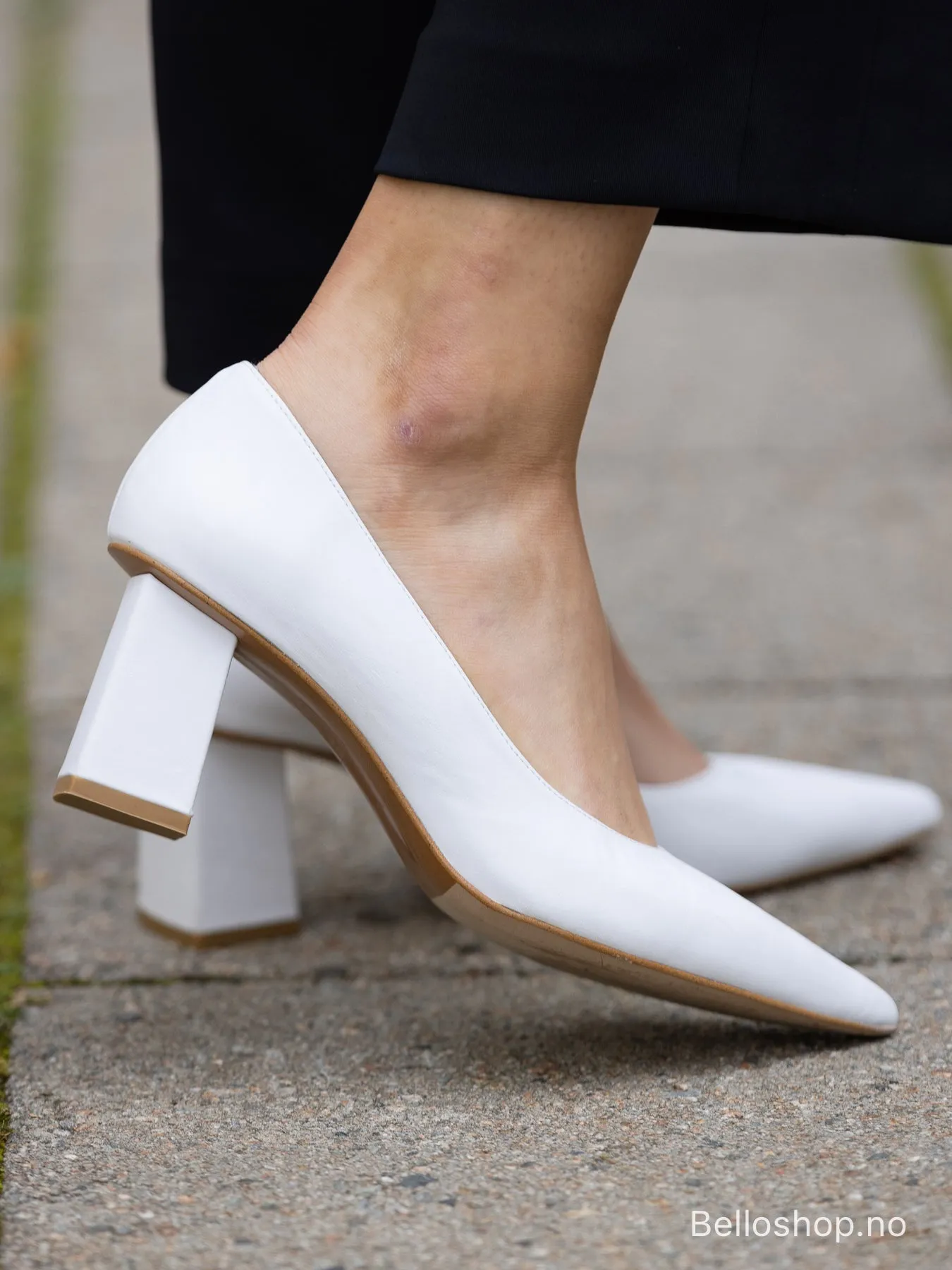Bello Hvit glatt skinn spiss pumps