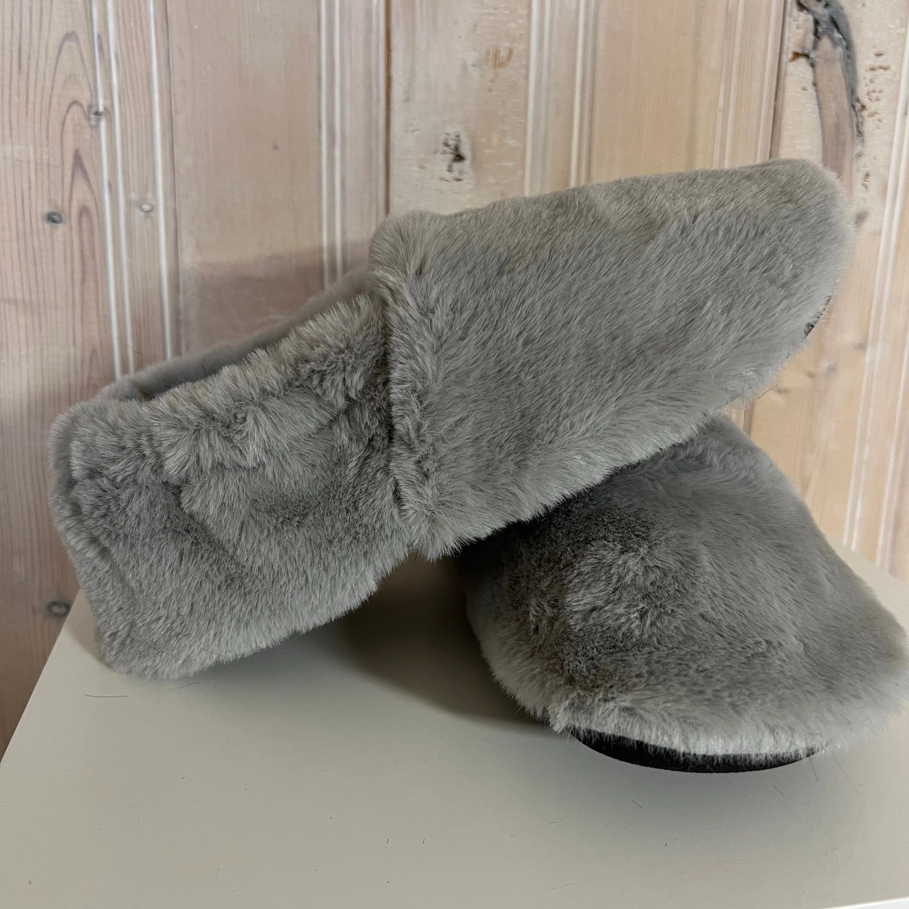 JadyLadys - Furry grey slip on shoe