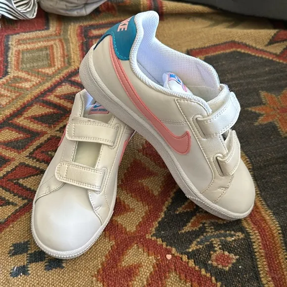 Nike Court Royale - Girls velcro sneakers - Brand New - Never Worn